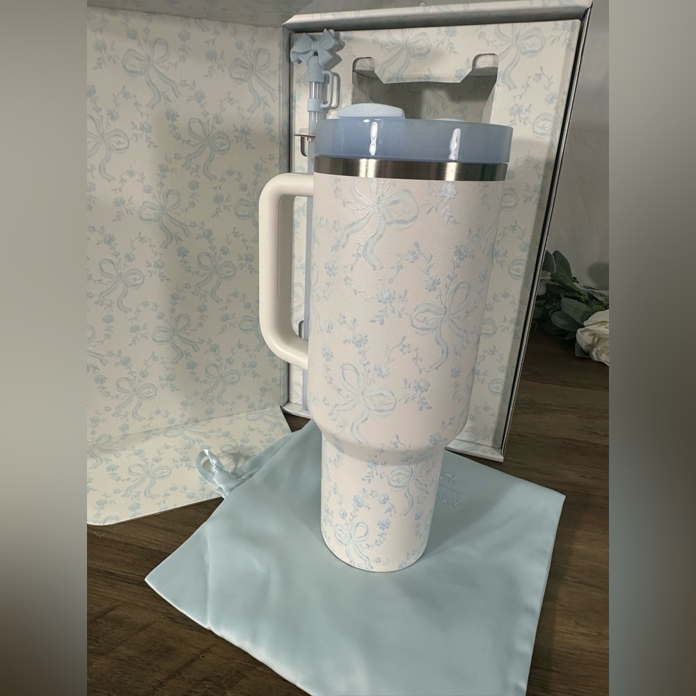 Stanley x LoveShackFancy 40oz Coquette Bow Winter Ice LE tumbler - Picture 6 of 10